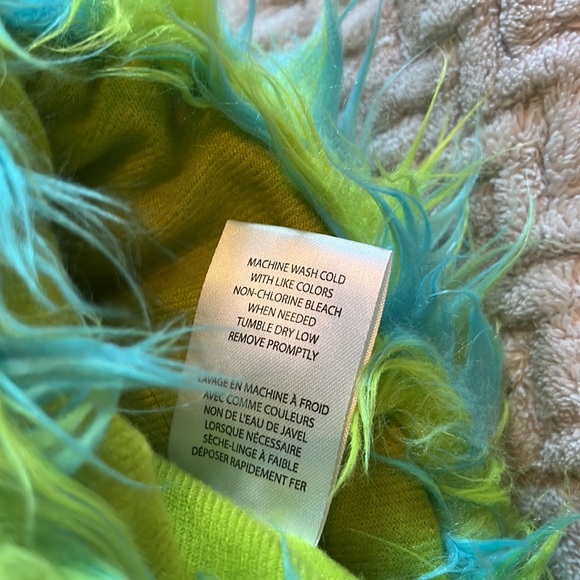 Men’s size 4 to 7 and Women’s size 5 to 8 monster claw green fuzzy slippers. - Picture 3 of 9